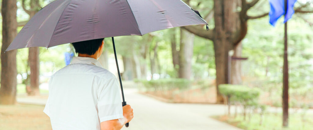 男性も日傘を活用して暑さ・紫外線対策をするのは恥ずかしくない